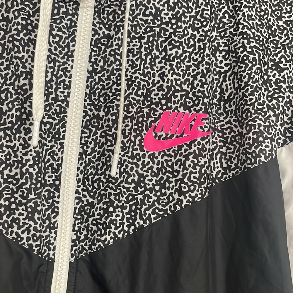 Womens Nike windbreaker zip up!